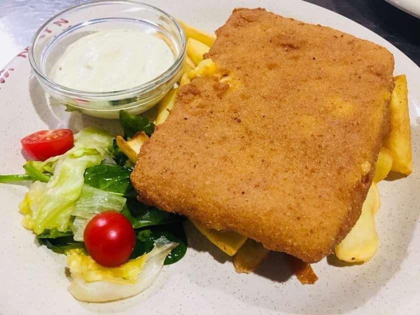 Vyprážaný syr so šunkou