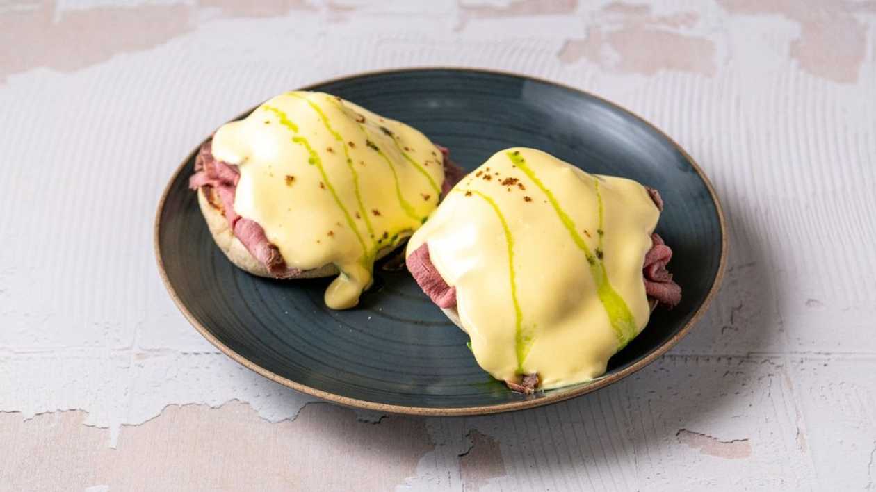 Egg Benedict with Roast Beef