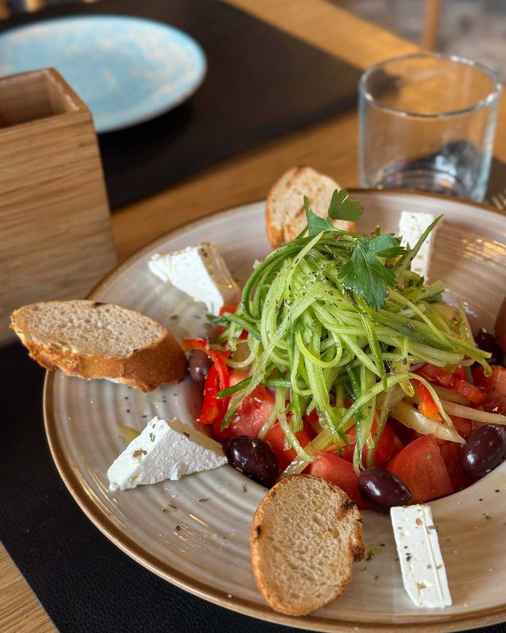 Salată grecească cu baghetă la grătar