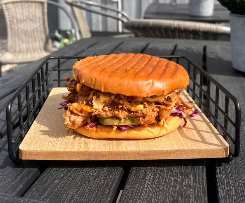 Plucinātās cūkgaļas burgers