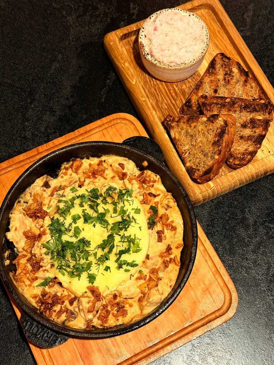 Пательня з картопляним пюре та білими грибами