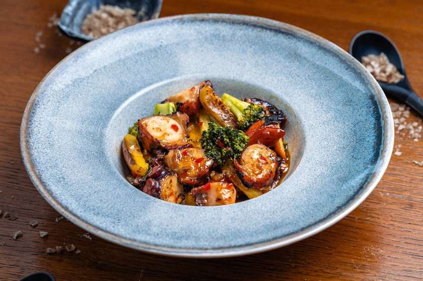 Caracatiță cu broccoli și cartofi noi