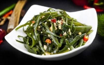 SEAWEED SALAD WITH GARLIC (slightly spicy) (200g)