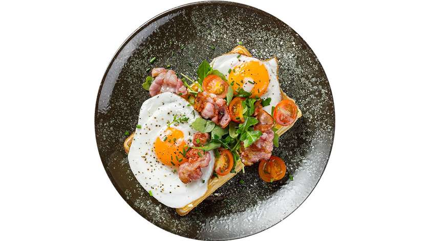 Vaflis su šonine ir keptais kiaušiniais