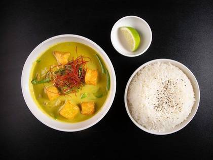 Zelené karí s melónom a cukrovým hráškom s tofu