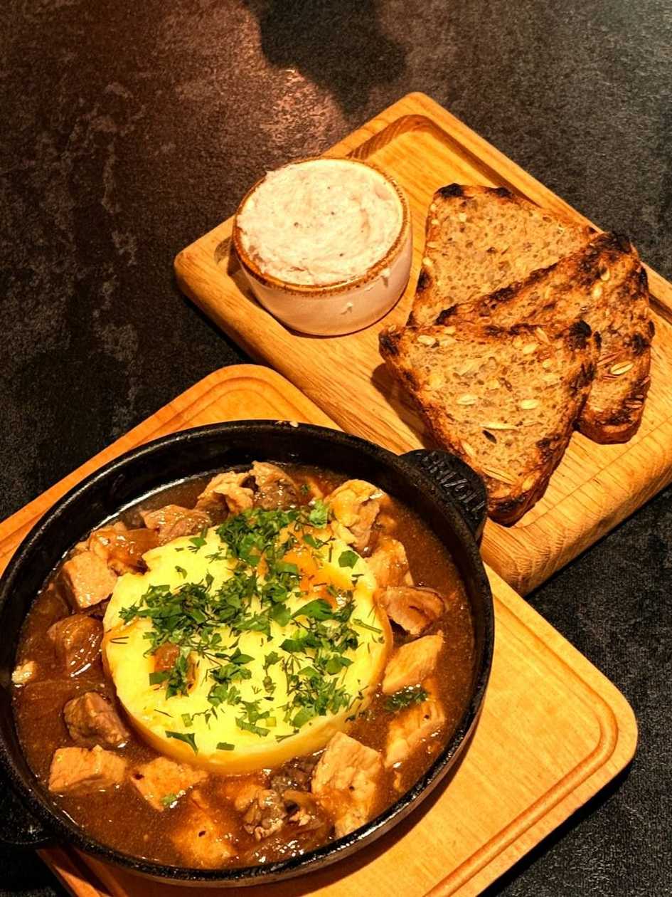 Пательня з картопляним пюре та гуляшем