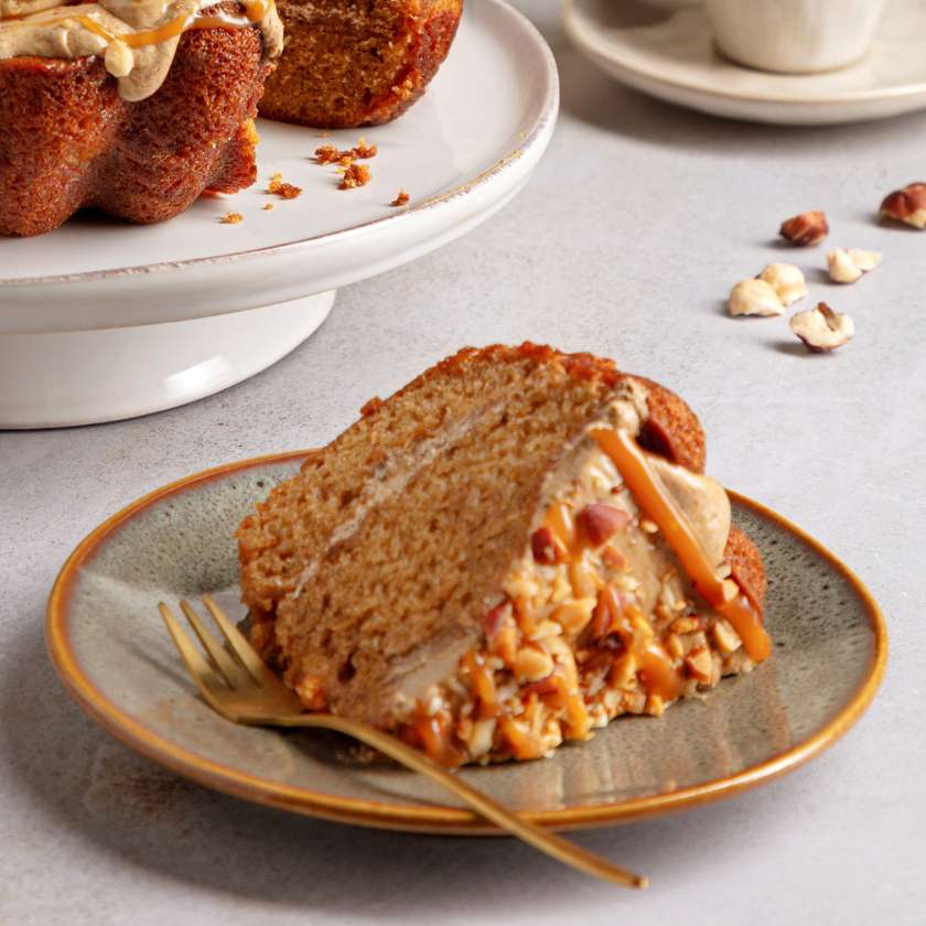 Fatia de Bolo de Avelã e Café