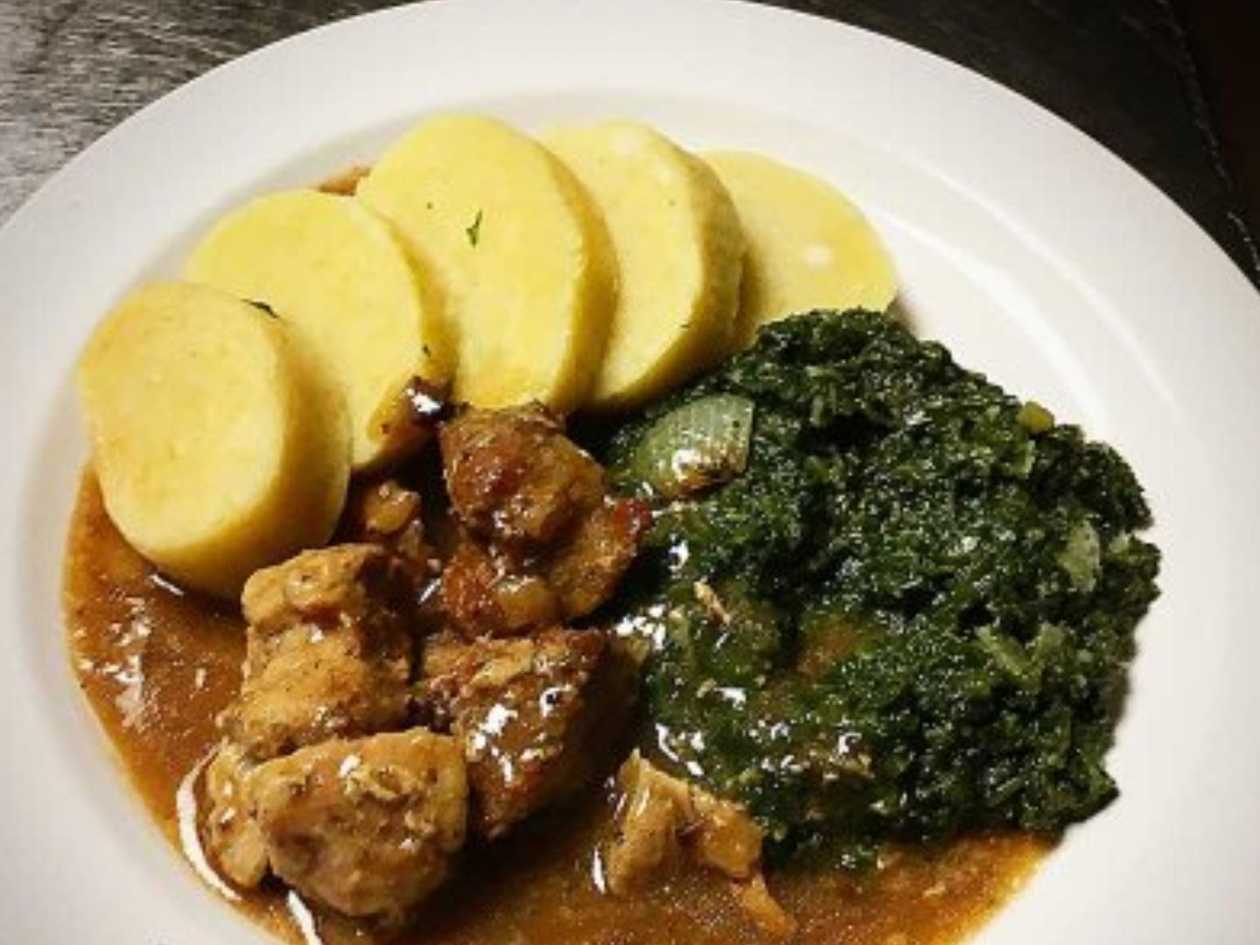 Selský vrabec, špenát, bramborové knedlíky
