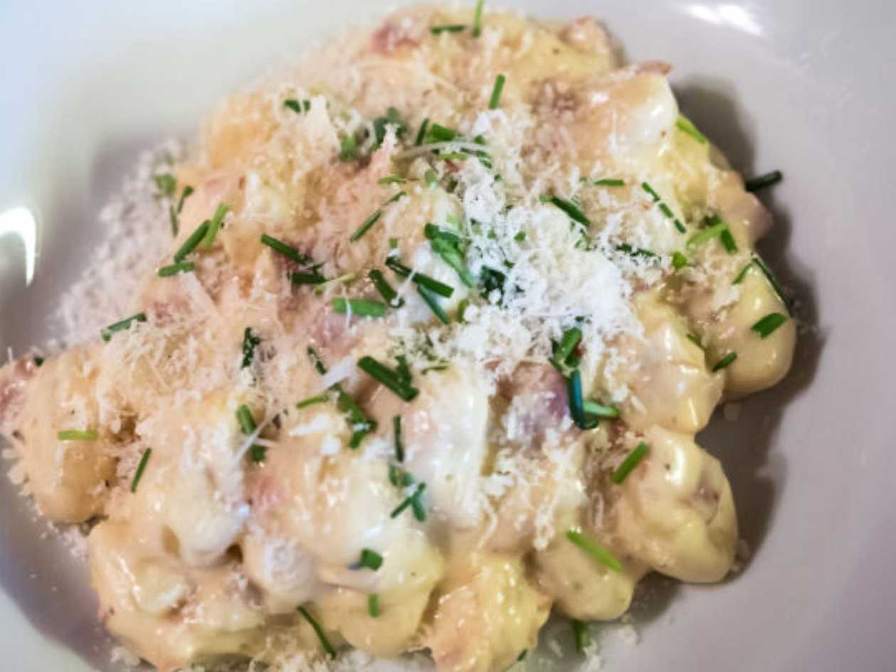 Noky s kuřecím a smetanovou omáčkou, parmazán