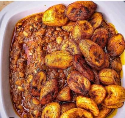Beans stew with fried plantain