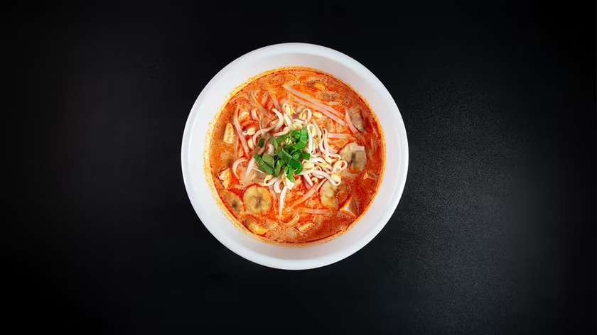 Kokosová polievka s tofu, banánom a thajskou bazalkou