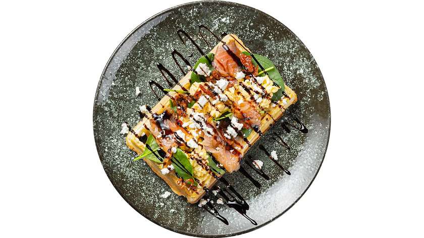 Vaflis su rūkyta lašiša ir plėšyta kiaušiniene