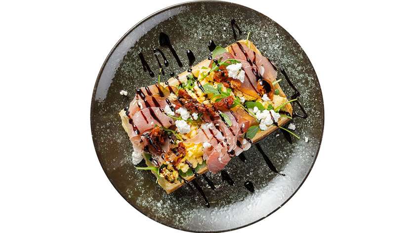 Vaflis su serano kumpiu ir plėšyta kiaušiniene