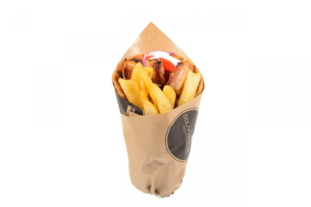 Sandwich souvlaki pui bacon