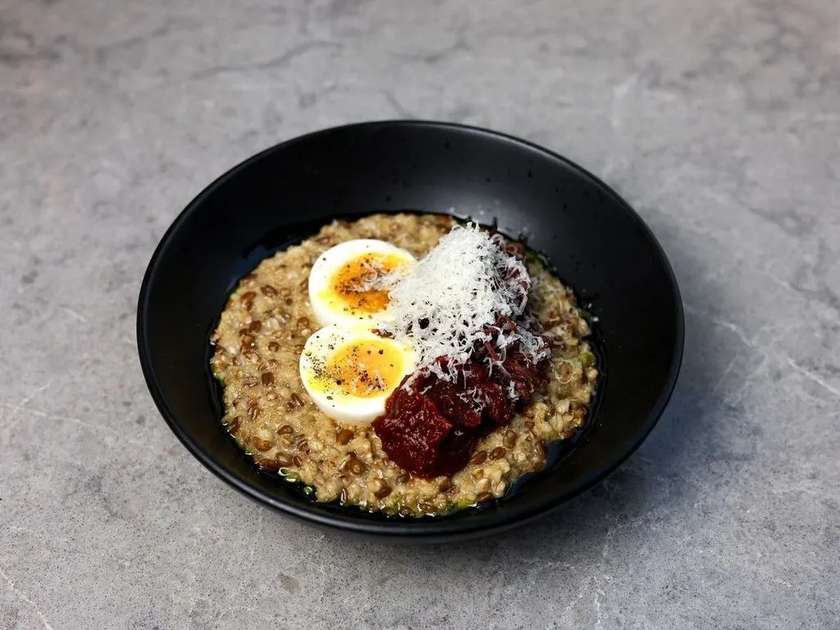 Вівсяна каша з пастрамі та трюфельною пастою