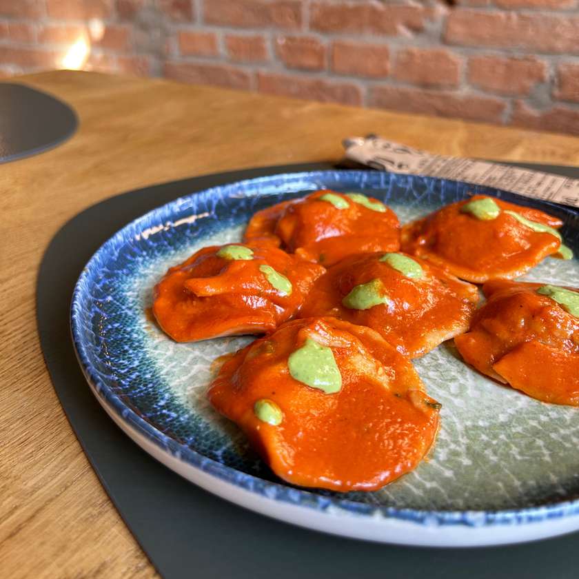 Ravioli noRicotta & Spinach - served with smooth tomato sauce & vegan pesto