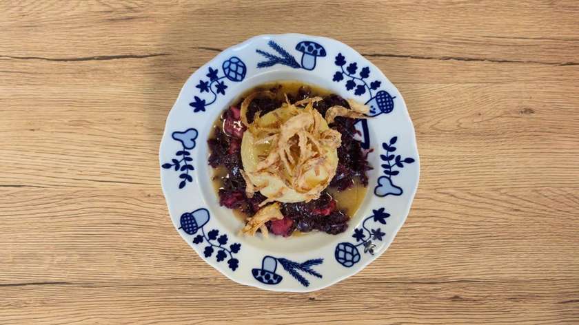 Velký bramborový knedlík, plněný trhanou kachnou, červené zelí s jablky, cibulka