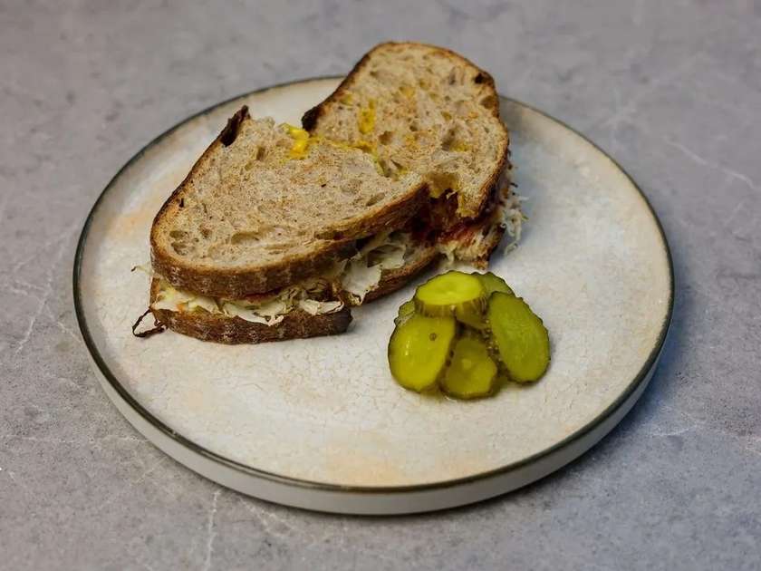 Сендвіч з яловичиною, квашеною капустою і маринованими огірками