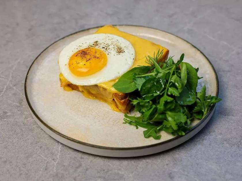 Супер сирний Крок мадам з прошутто Котто і томатним джемом