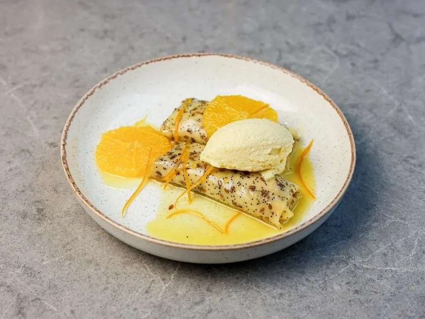 Солодкий млинець з творогом креп сюзет і апельсинами