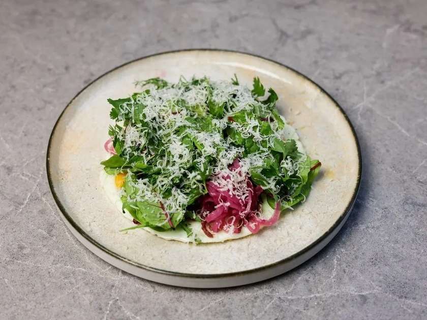 Яєчня оката з пастрамі