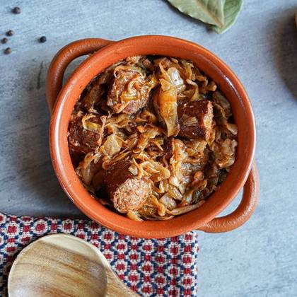 Varză cu cârnați de țară