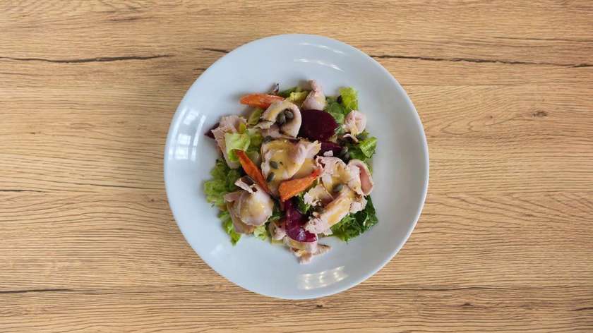 Trhaný salát, plátky v. pečeně, podzimní zelenina, řepa