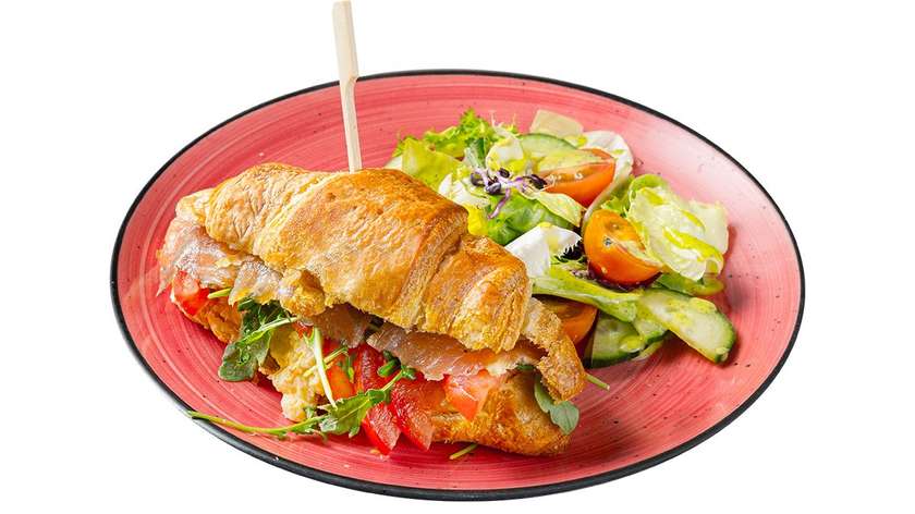 Kruasanas su rūkyta lašiša ir plėšyta kiaušiniene