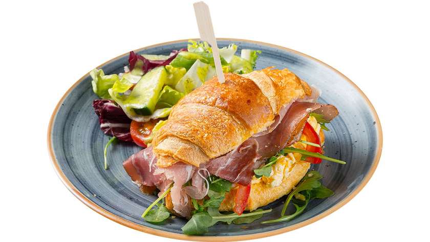 Kruasanas su serano kumpiu ir plėšyta kiaušiniene