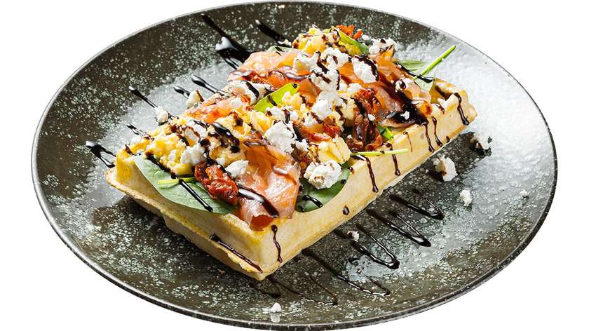 Vaflis su rūkyta lašiša ir plėšyta kiaušiniene