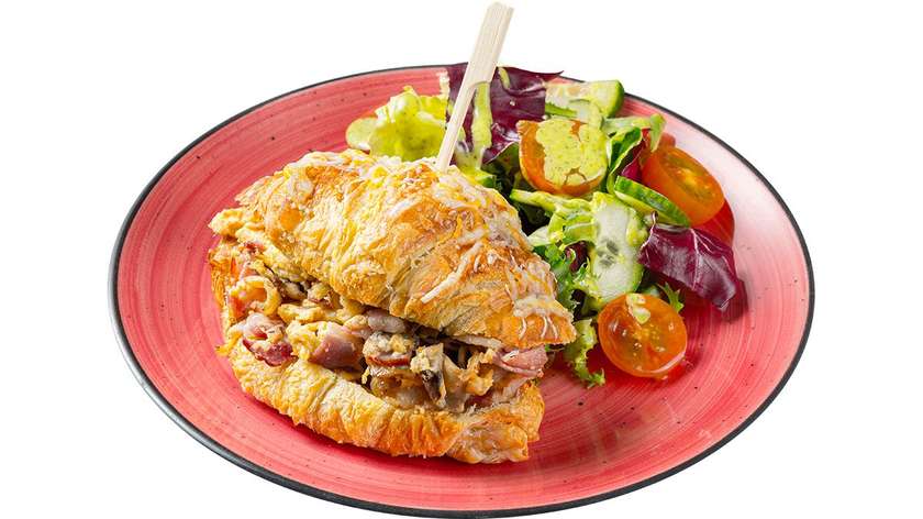 Kruasanas su plėšyta kiaušiniene, šonine ir grybais