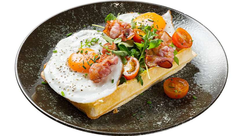 Vaflis su šonine ir keptais kiaušiniais