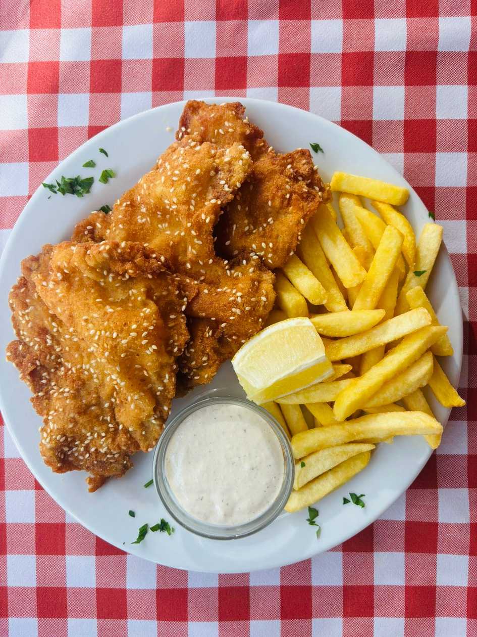 Bravčový rezeň v sezame, hranolky a domáca tatárska omáčka (1,3,7,11)