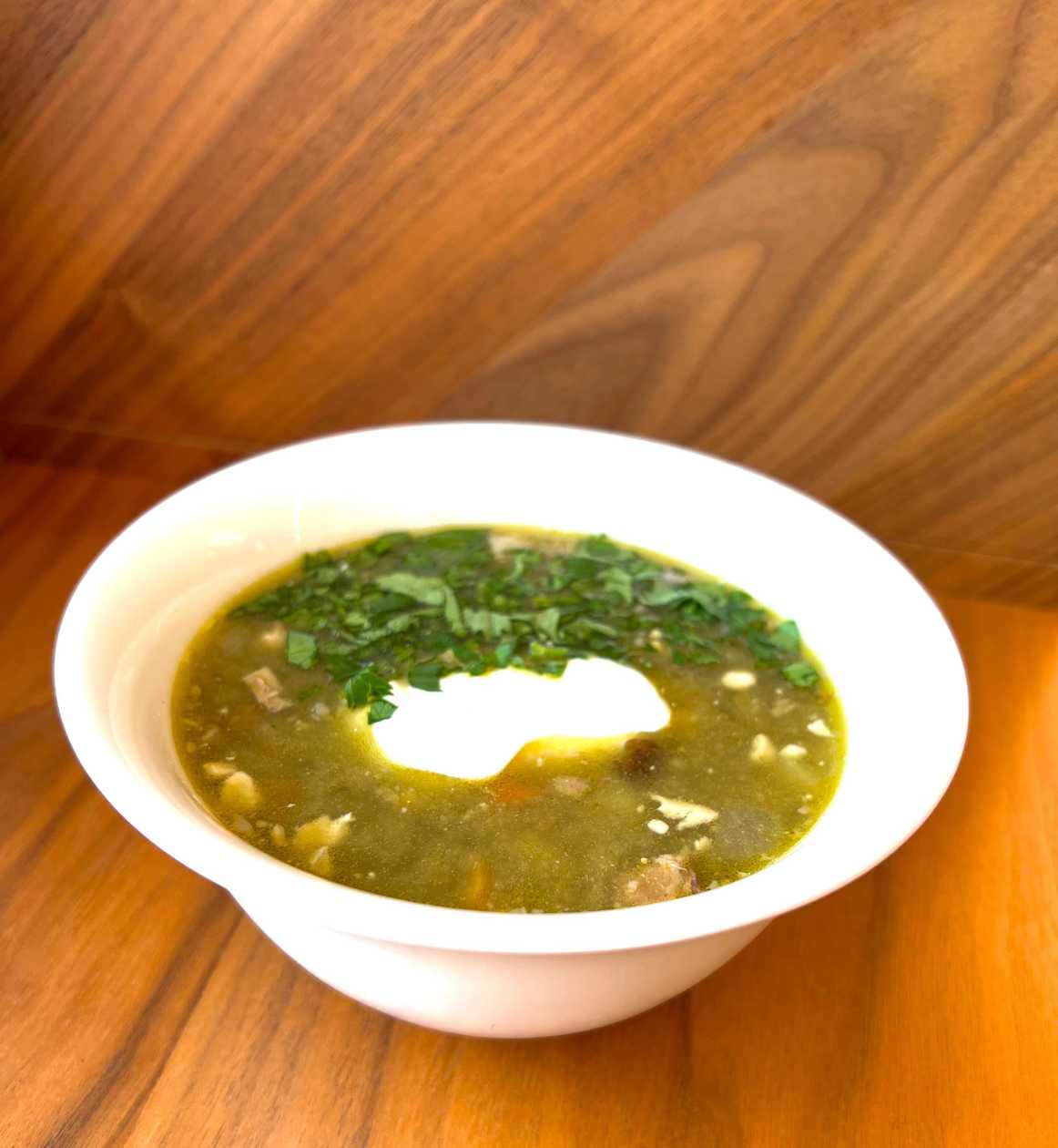 Skābeņu zupa ar grūbām un teļa gaļu