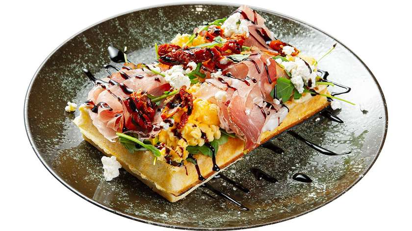 Vaflis su serano kumpiu ir plėšyta kiaušiniene