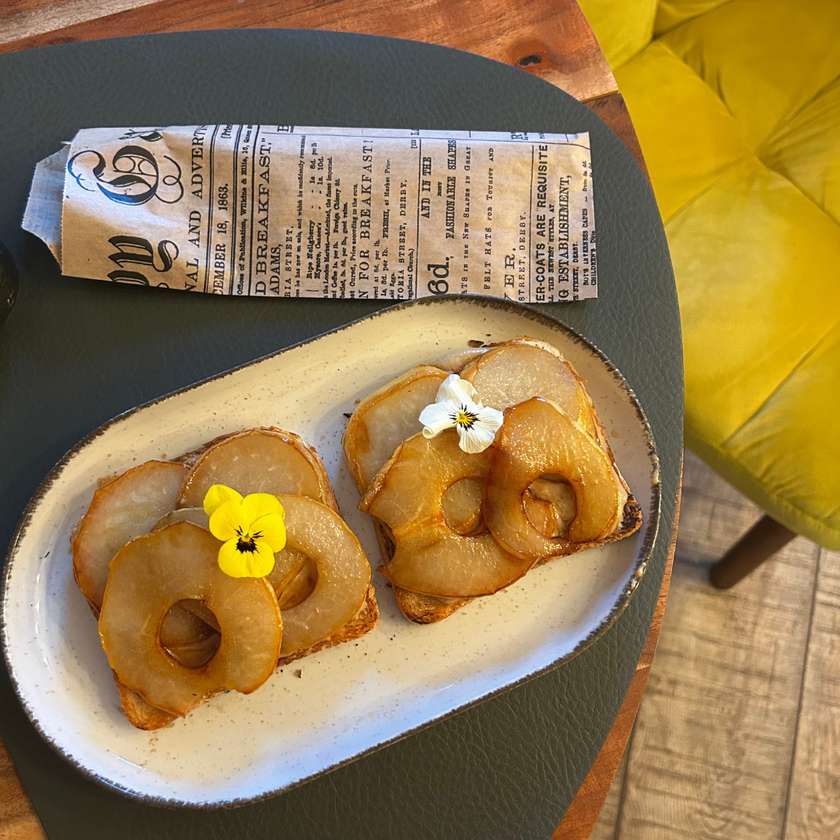 Toast with Tofu cream & caramelized Pear