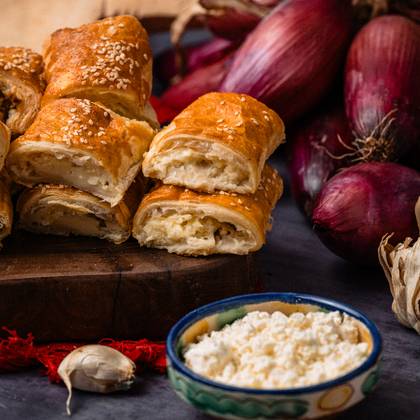 Mini-pateuri cu branza sarata