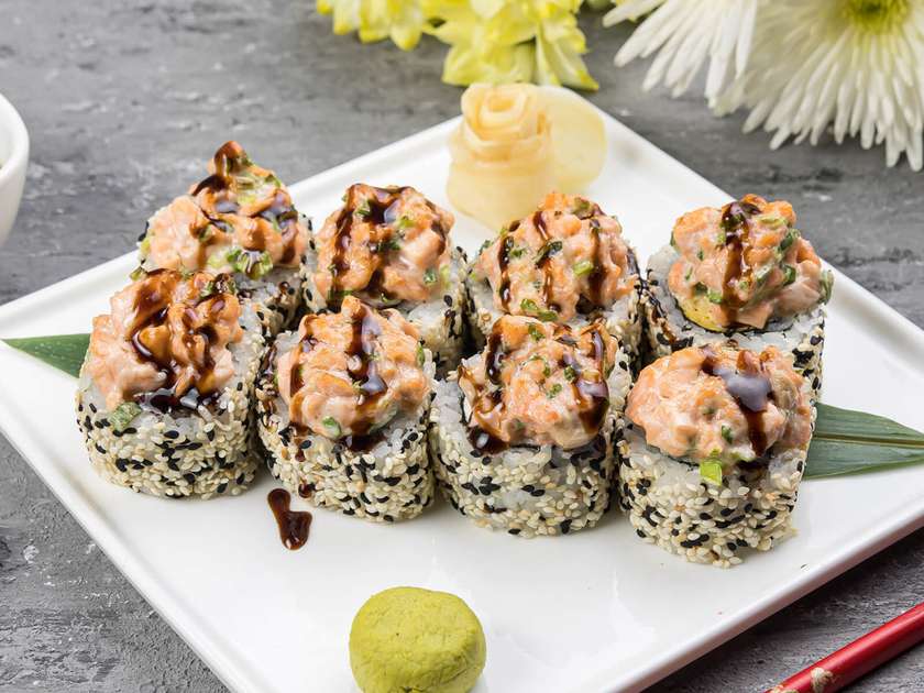 Теплий рол з лососем і зеленою цибулею