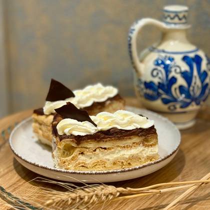 Ecler la tavă cu cremă de vanilie și glazură de ciocolată