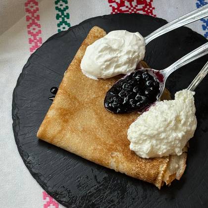 Clatita cu branza dulce, smantana si dulceata de afine