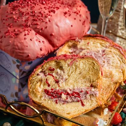 Cozonac cu capsuni si zmeura