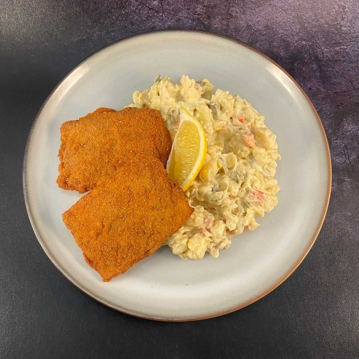 Řízek s bramborovým salátem