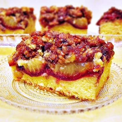 Prajitura rasturnata cu prune