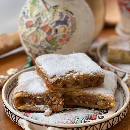 Placinta Bucuresteana cu mere si stafide