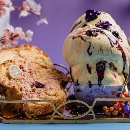 Cozonac cu ciocolata alba si amarene