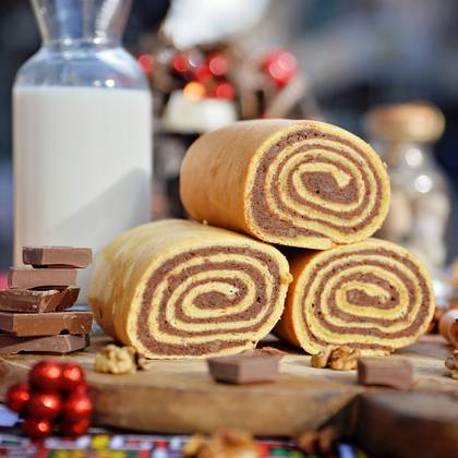 Rulada de casa cu cacao si nuca