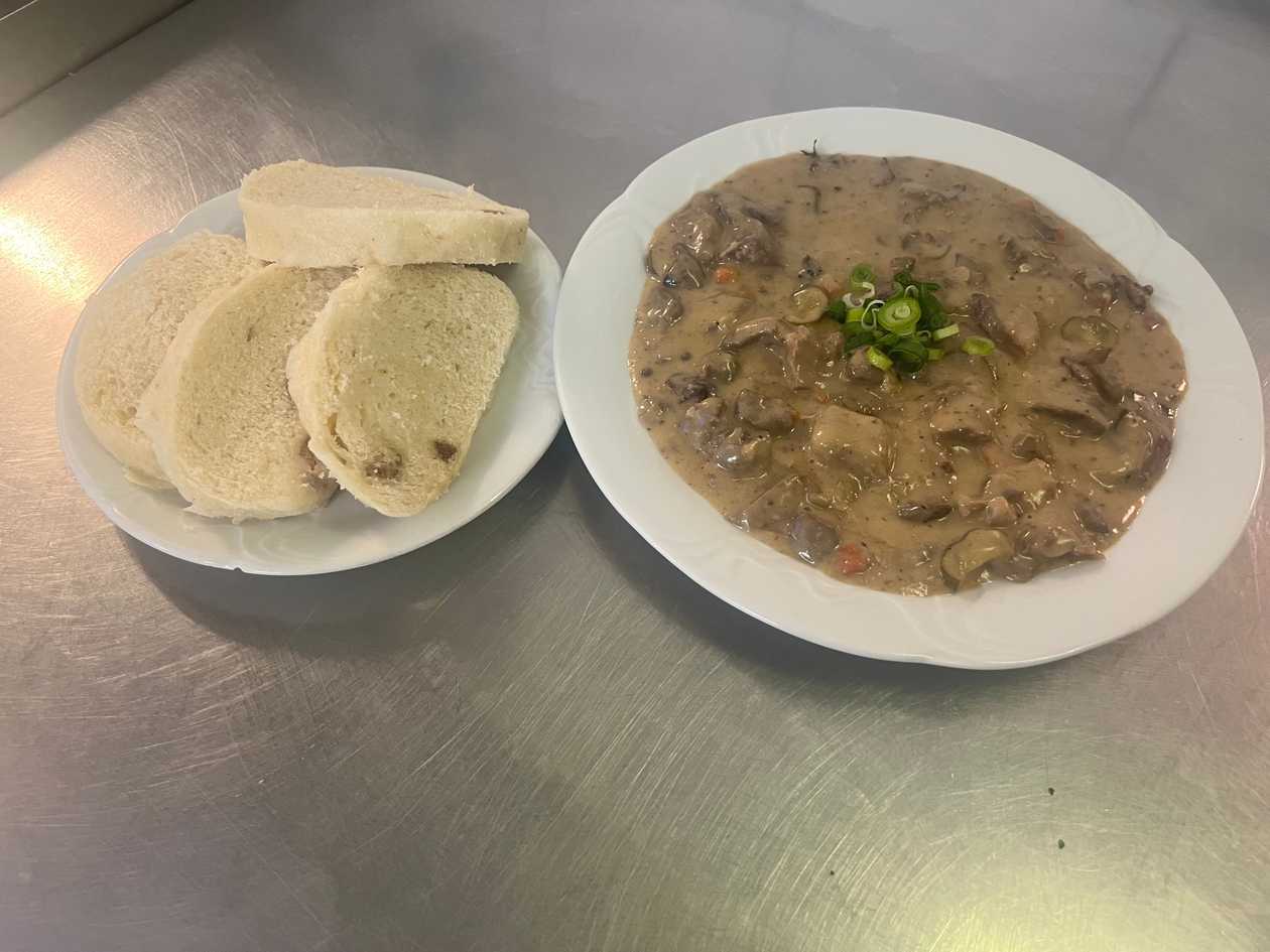 Viennese lungs in cream sauce, bread dumplings