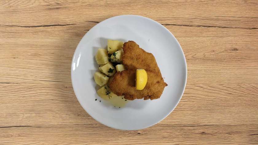 Řízek z kuřecích prsou z Rašovic smažený na másle, 180g, brambory