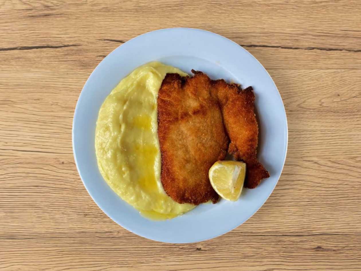 Řízek z vepřové kotlety smažený na másle, 180g, bramborová kaše