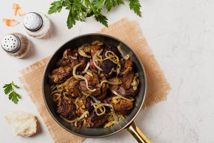 Chicken livers with onion